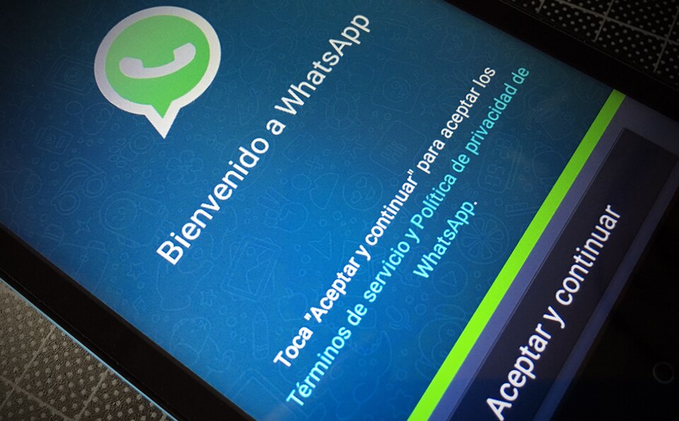 smartphone WhatsApp messaging